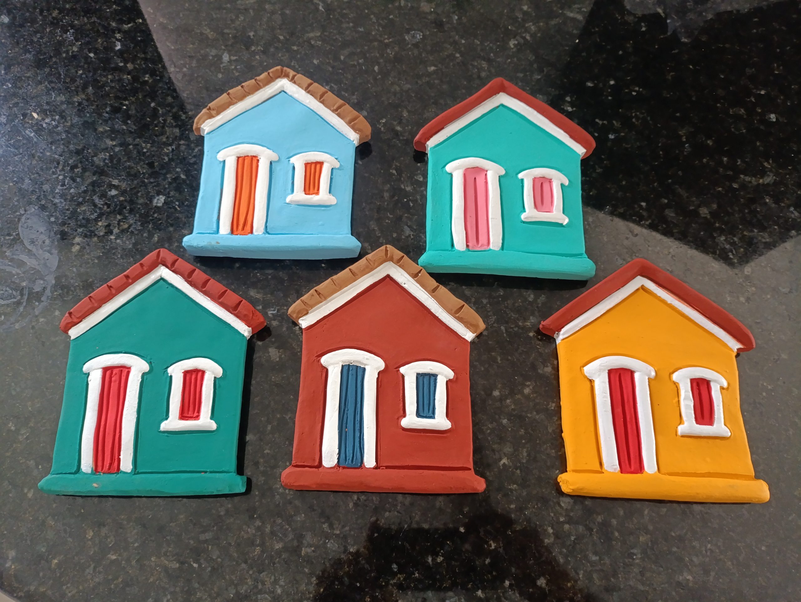 Casinhas de barro finamente decoradas - Imagem 4